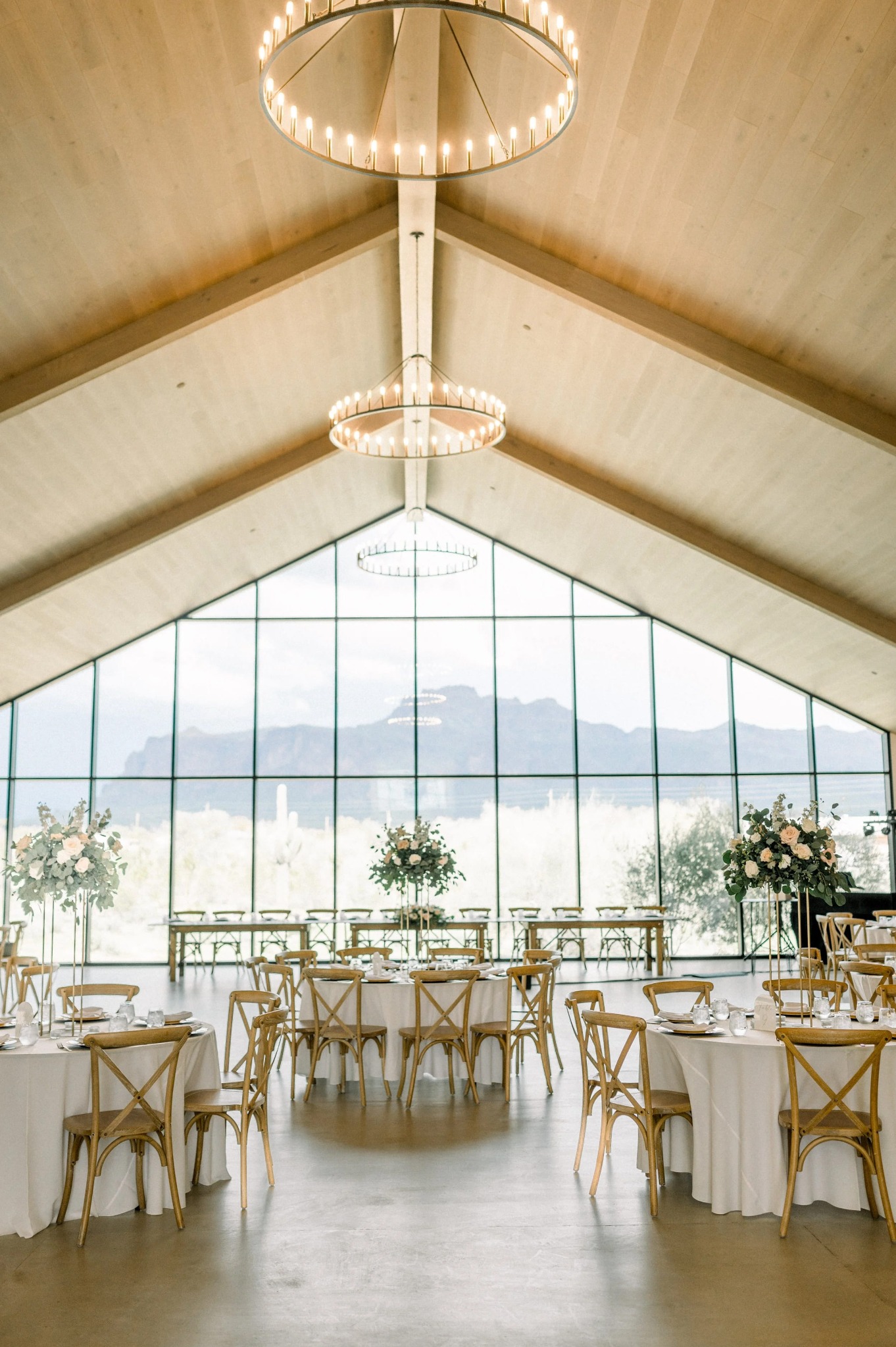 Salle de réception moderne avec vue montagne et tables rondes