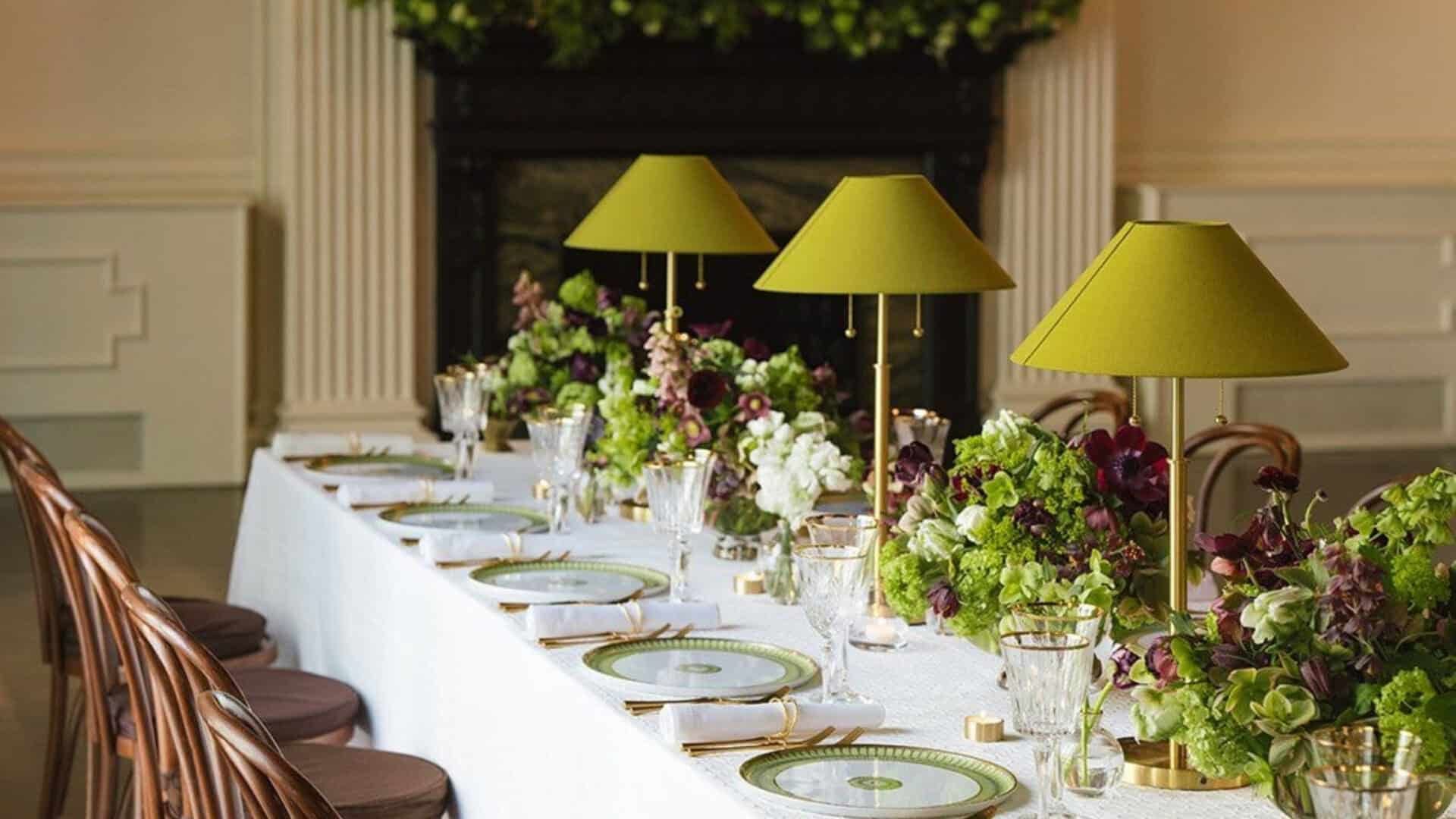 Table de mariage intérieure avec lampes vertes et centres de table floraux