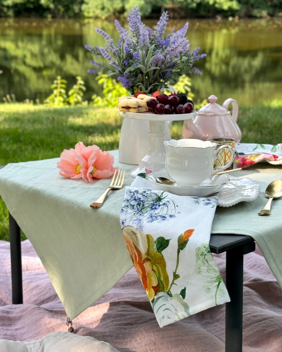 Table de réception en jardin avec lavande, théière et fruits