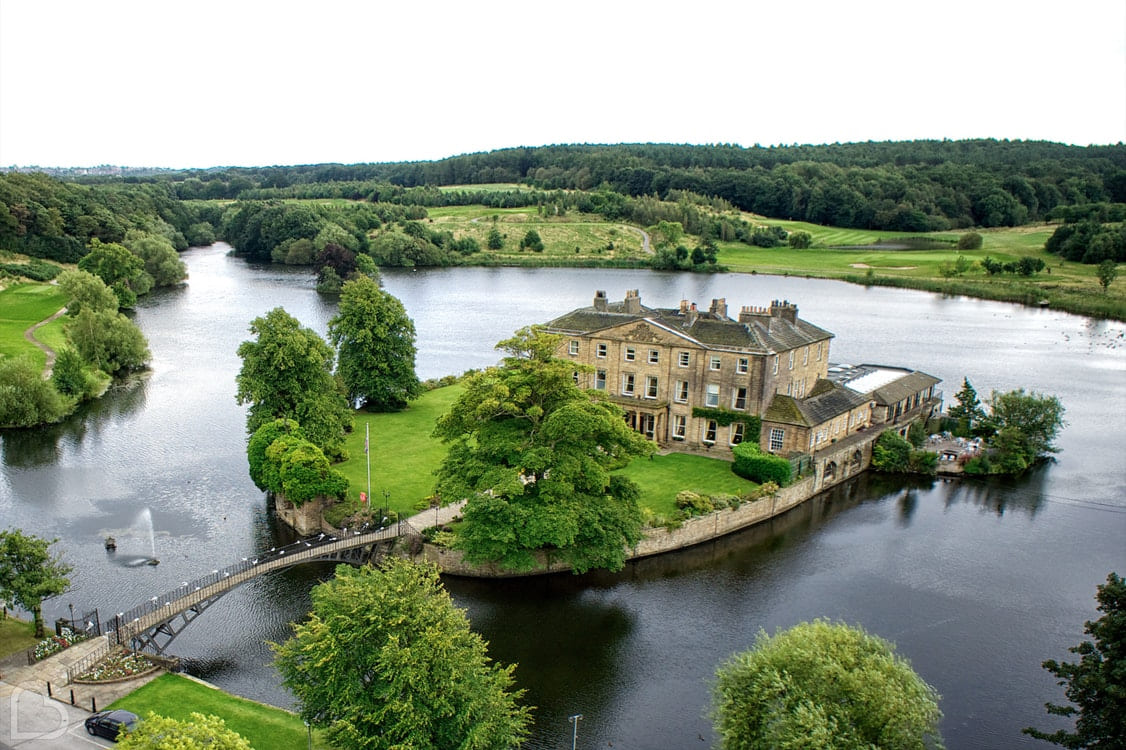 Vue aérienne d'un domaine hôtelier sur un lac