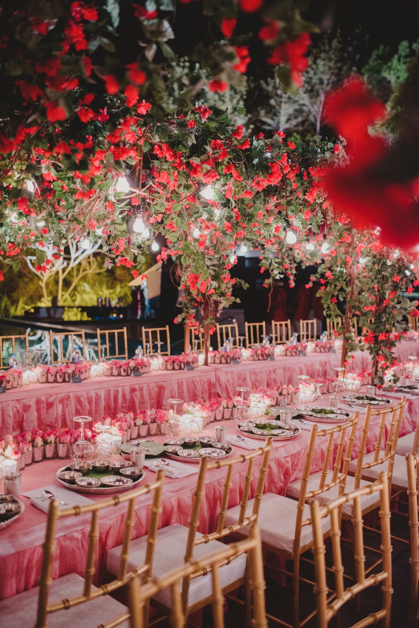 Banquet en plein air avec guirlandes lumineuses et floraux roses