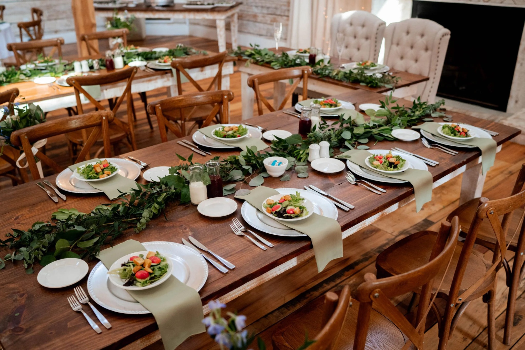 Table de mariage rustique avec verdure et couverts
